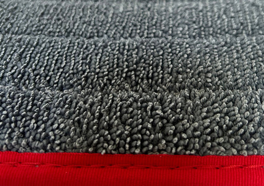 Almohadilla con acabado de microfibra True de 18" - Gris con ribete rojo 